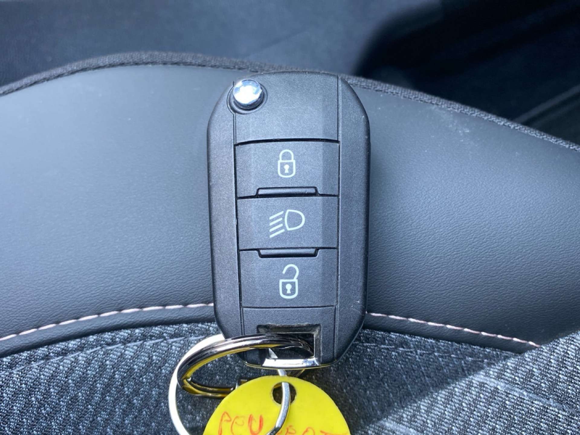 Peugeot 208  5P – ALLURE Hybrid 100 E-DCS6
