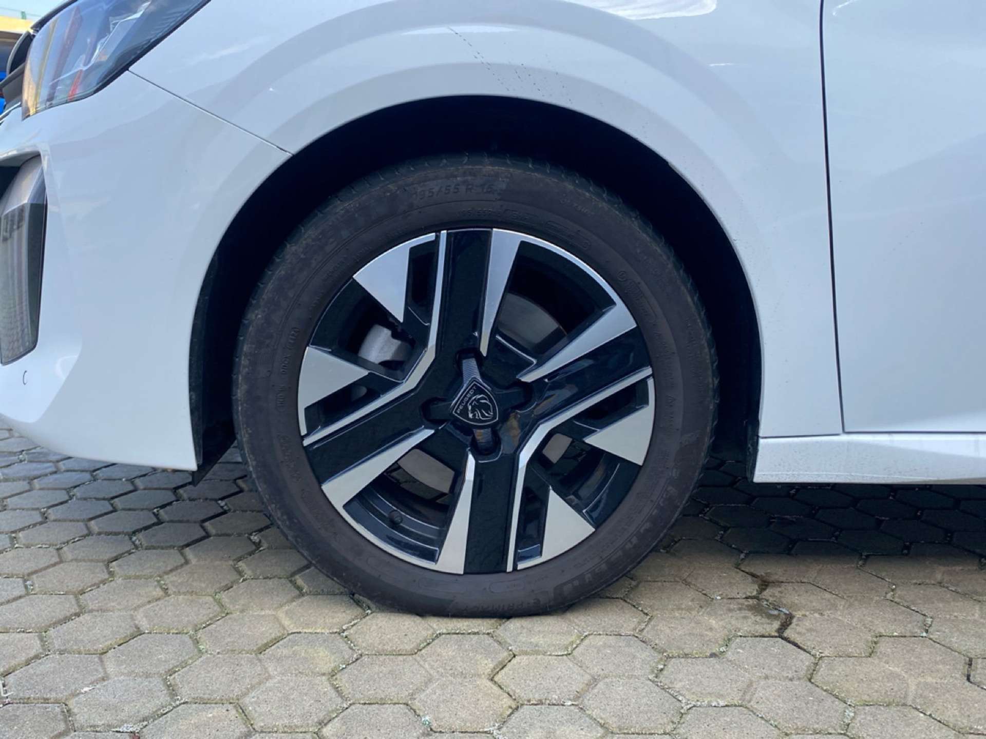 Peugeot 208  5P – ALLURE Hybrid 100 E-DCS6